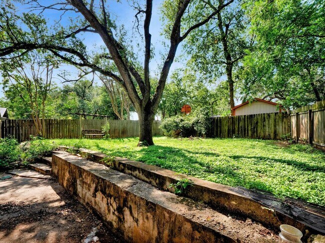 Building Photo - 7011 Whispering Oaks Dr