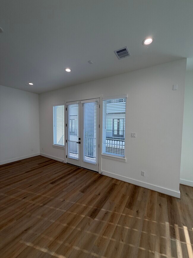 Building Photo - 3038 Live Oak St