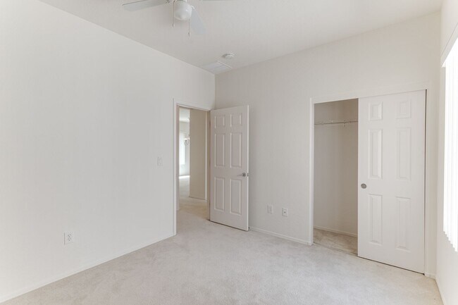 Building Photo - Spacious & Bright 3-Bed Home in Desirable ...