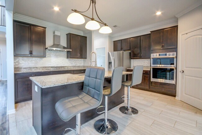 Building Photo - mega Huge wow. 4 bed 3 bath.