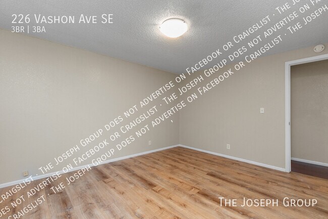 Building Photo - 226 Vashon Ave SE