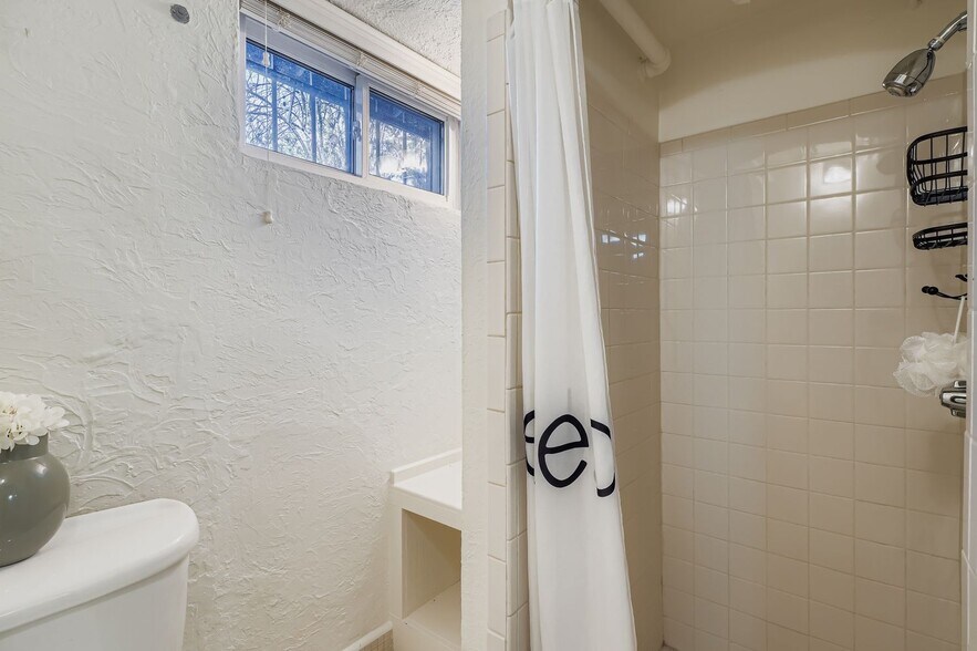 Building Photo - 1655 Jasmine St