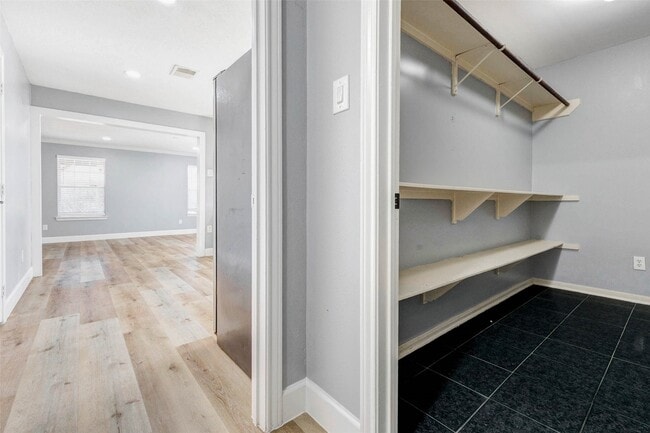 Building Photo - 611 Kenney St