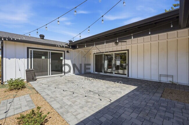 Building Photo - 4027 E Lewis Ave