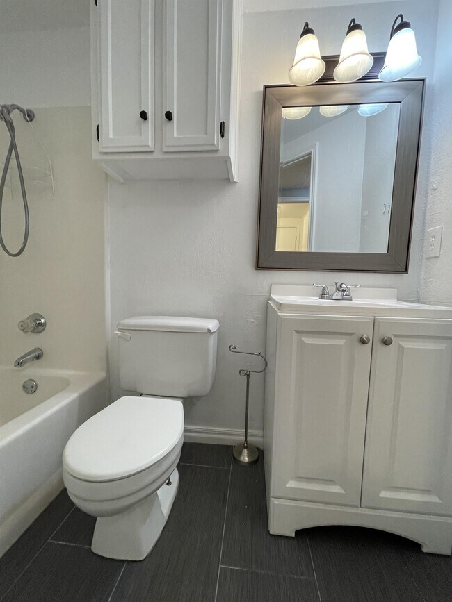 Building Photo - 2134 Lonnie Ln