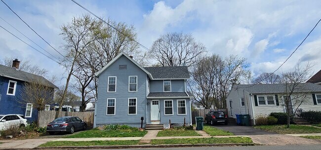 Building Photo - 131 Bradley Ave