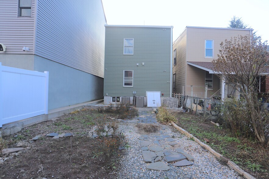 Building Photo - 106 Poplar St