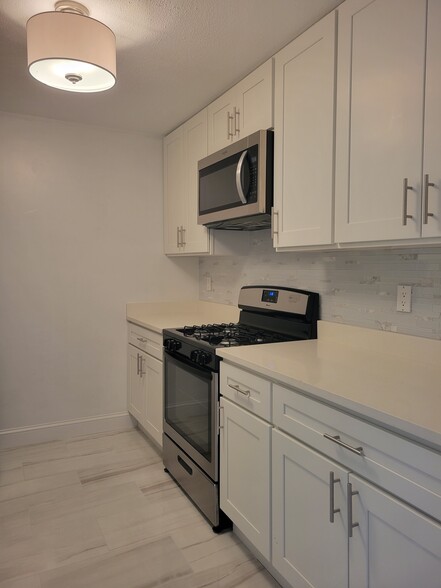 Building Photo - 1 Greenbriar Dr