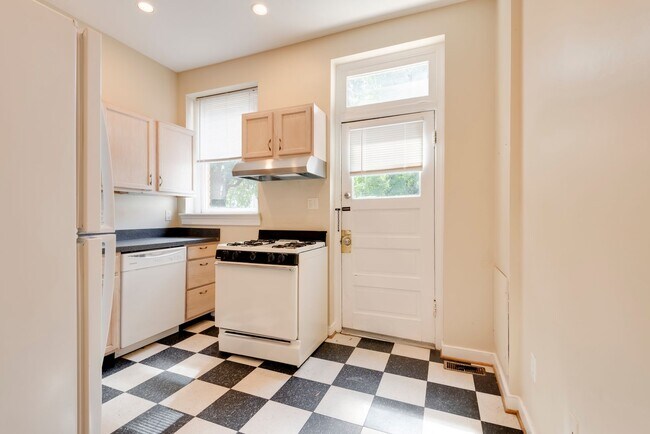 Building Photo - 2627 W Cary St