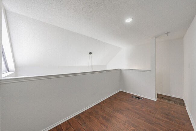 Building Photo - Updated 1-Bedroom Condo in Gated Community – Prime West 7th Location