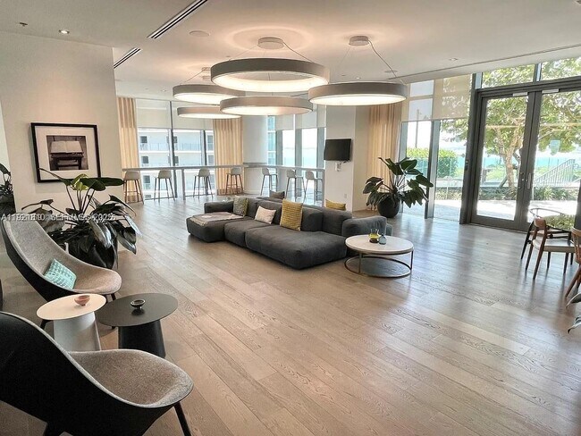 Building Photo - 650 NE 32nd St