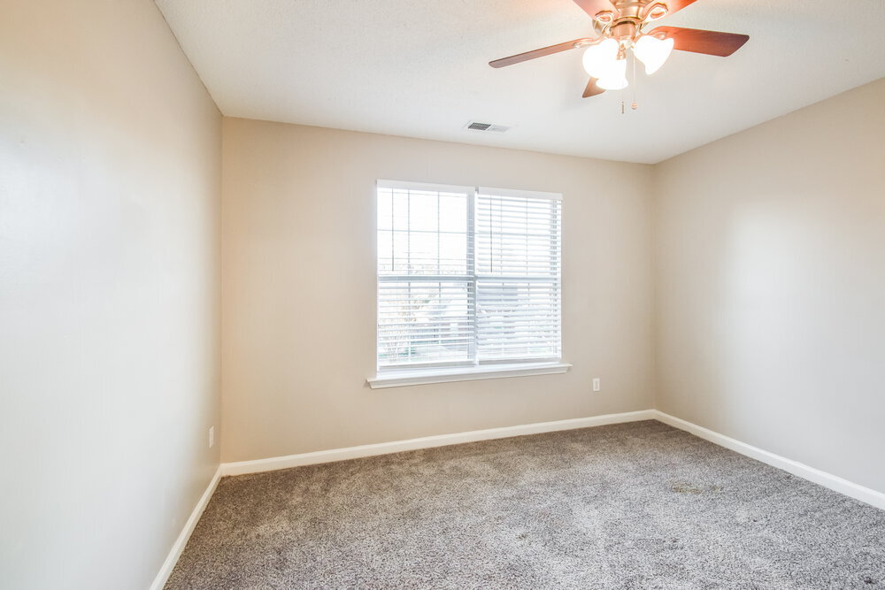 Building Photo - 10222 Green Moss Dr N