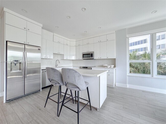 Building Photo - 4925 Collins Ave