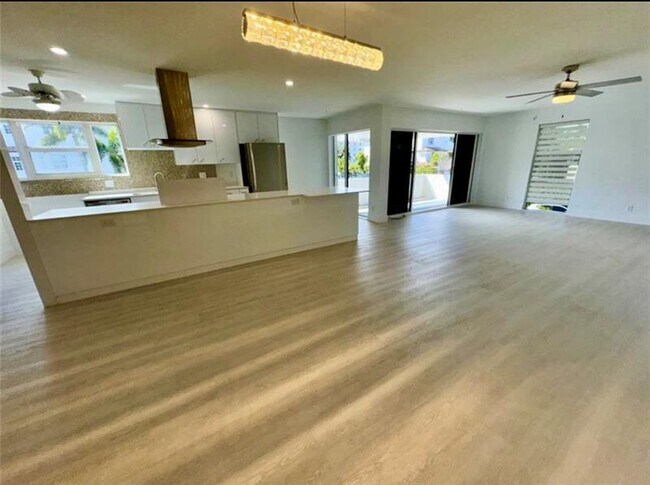 Building Photo - 76 Isle of Venice Dr