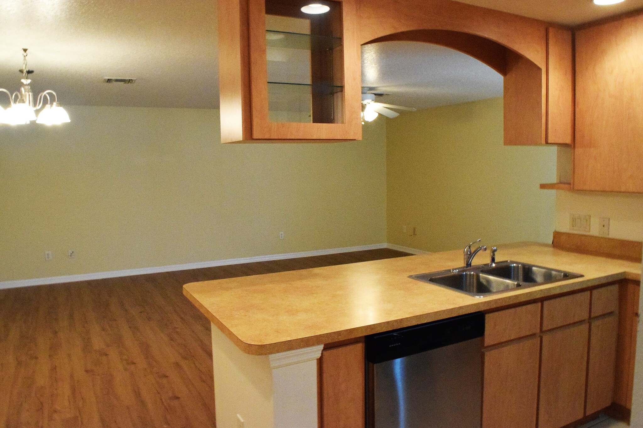 Building Photo - 915 Willow Dr