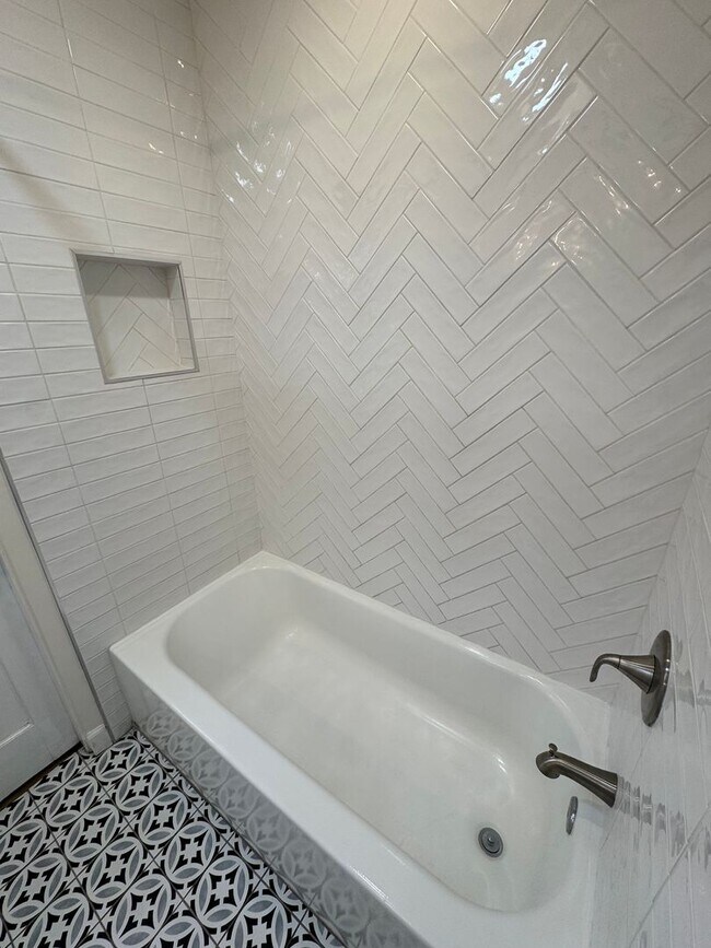 Building Photo - Beautiful 3 bedroom 2 bath Pool Home...  this one is a SHOW STOPPER