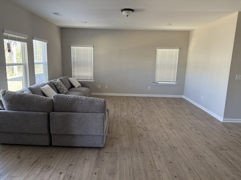 Building Photo - 6151 Moonview Ct