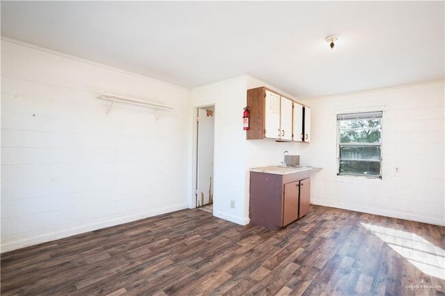 Building Photo - 130 N Texas Ave