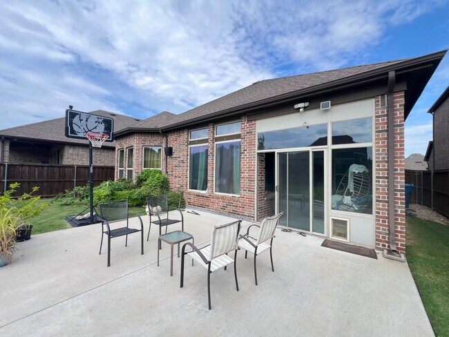 Building Photo - Gleneagle Drive