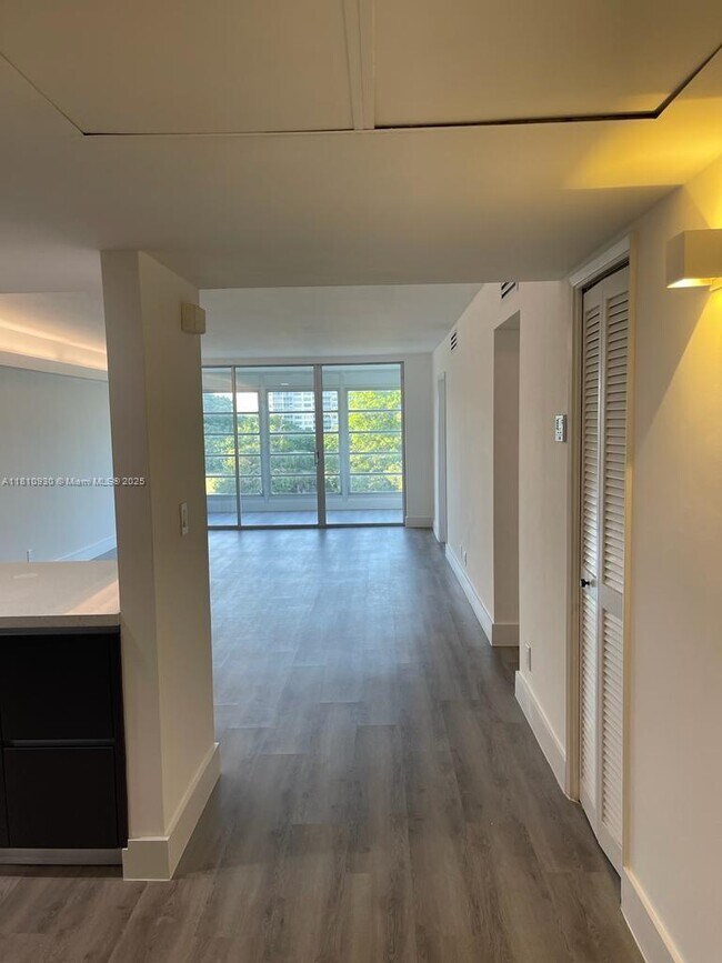 Building Photo - 3151 S Palm Aire Dr