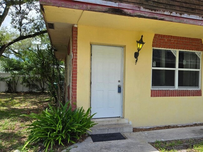 Building Photo - 4101 SW 54th Ct