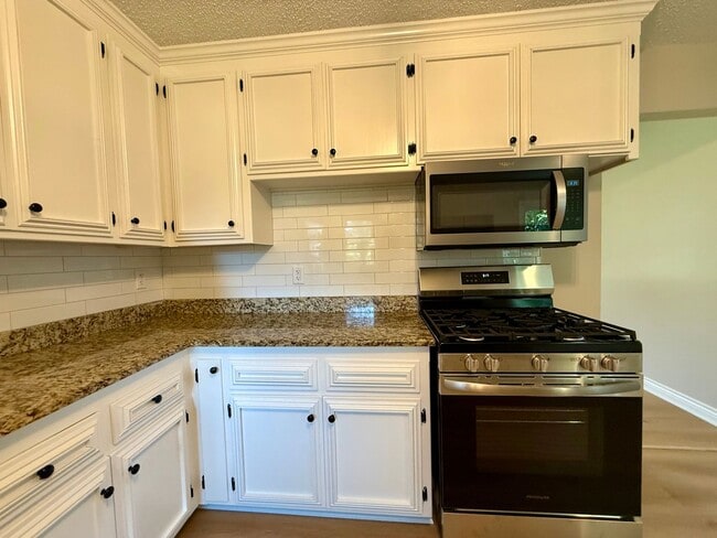 Building Photo - Remodeled 5BR/2BA Walkout Rambler Near Fish Lake Available Now! Lawn care Included!