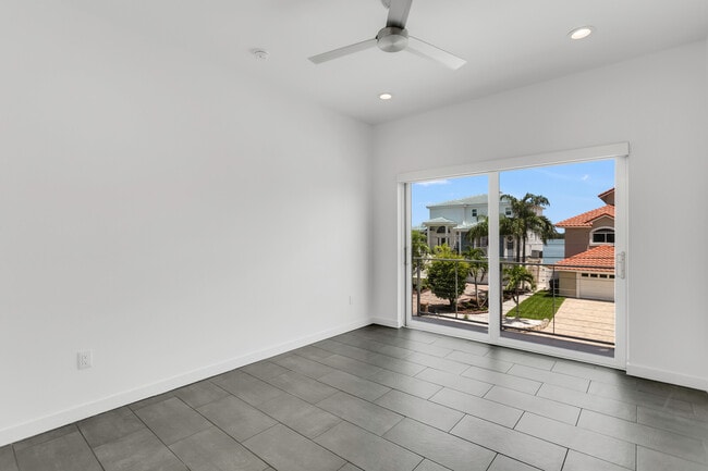 Building Photo - 905 Bay Point Dr