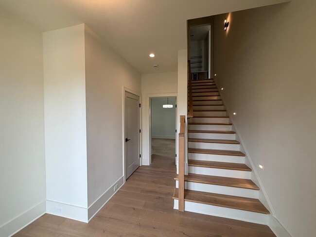 Building Photo - "Spacious and Elegant 4-Bedroom Home on Dover Avenue with 3.5 Baths and Nearly 3000 Sq Ft of Livi...