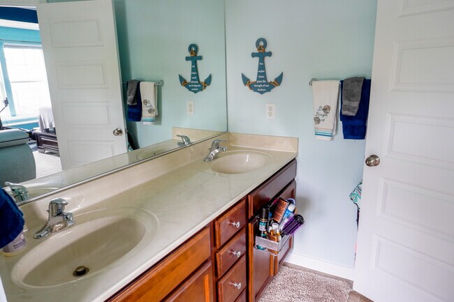 Building Photo - 8070 Ellendale Dr