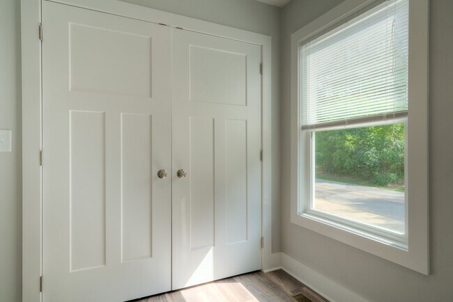 Building Photo - Private Bedroom in a Shared Two-Bedroom In Uptown Village