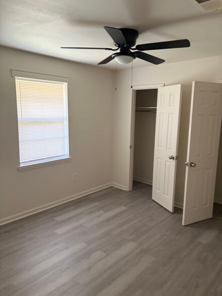 Building Photo - 4865 Beechwood Dr