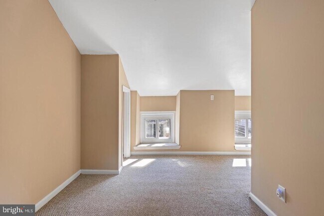 Building Photo - 400 Green Ln