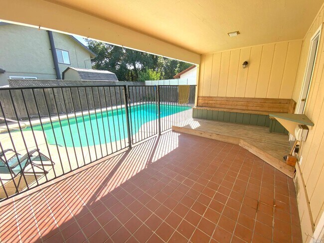 Building Photo - 723 Brookside Dr