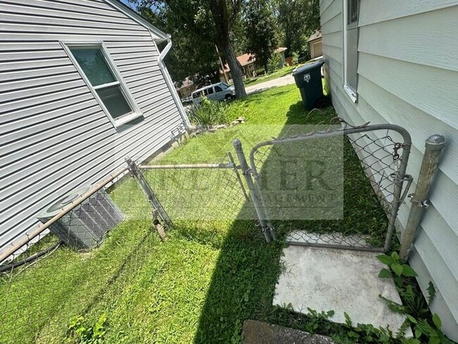 Building Photo - 8422 Cherry St