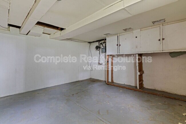 Building Photo - 916 January Ave