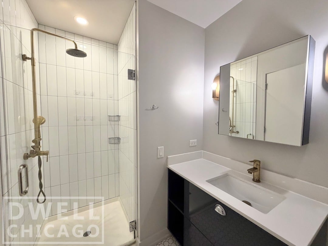 Building Photo - 640 N La Salle Dr