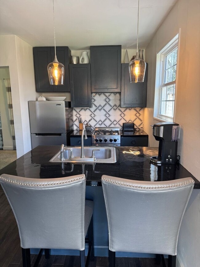 Building Photo - Adorable Garage Apartment Living in the Riverside Community