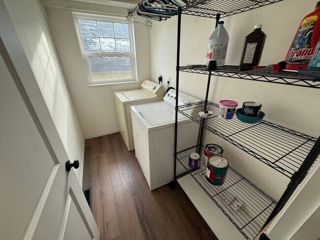 Building Photo - Twin Home for Rent Near Downtown Sioux Falls