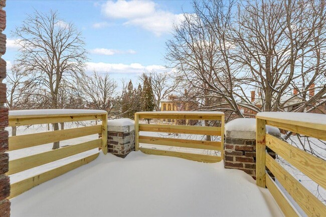 Building Photo - 2725 Leslie St