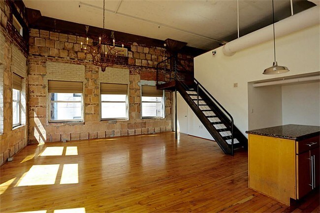 Primary Photo - 705 Main St