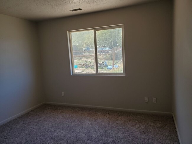 Building Photo - Duplex in Central Cedar City