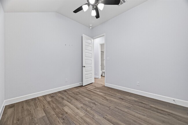 Building Photo - 302 Sky Top Dr