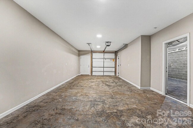 Building Photo - 931 E Front St