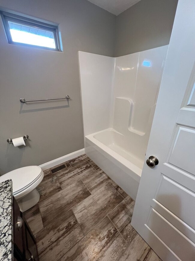 Building Photo - 4 Bedroom | 2 Bathroom | 3 Car Garage| Springfield MO | Fire Place | Covered patio!