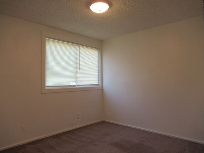 Building Photo - Spacious 2 bedroom one bath unit in 3-plex...