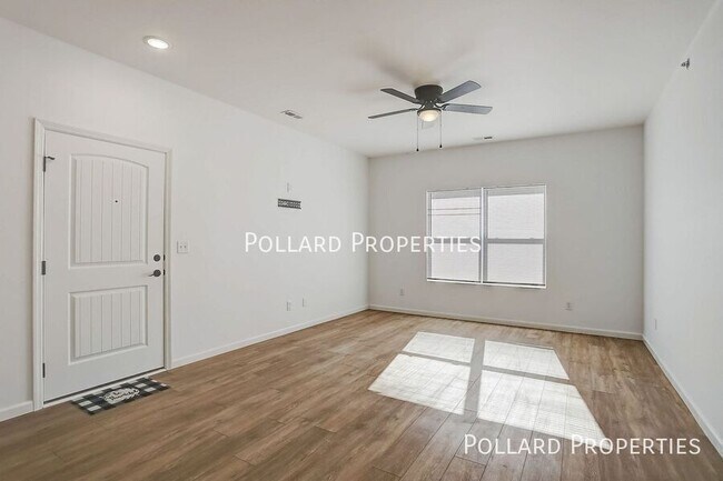 Building Photo - 819 Parkview Dr