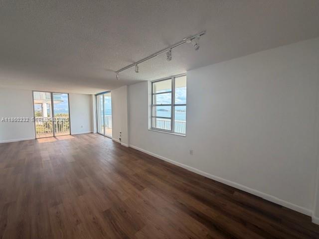 Building Photo - 150 SE 25th Rd