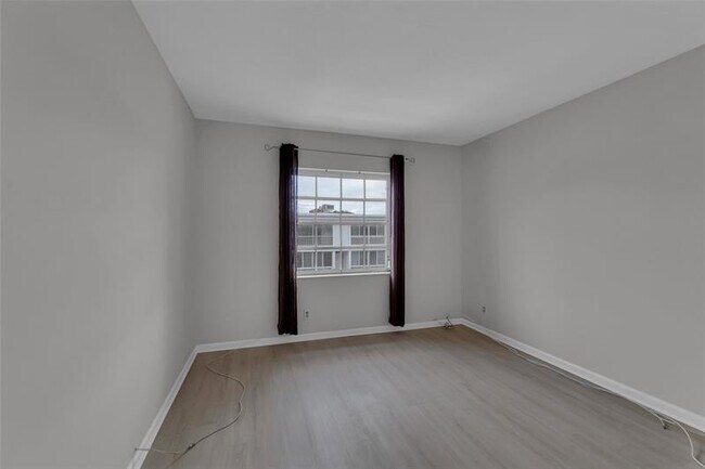 Building Photo - 6295 Bay Club Dr