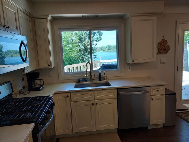 Building Photo - 1700 Hamilton Dr