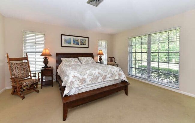 Building Photo - 493 Forestview Dr